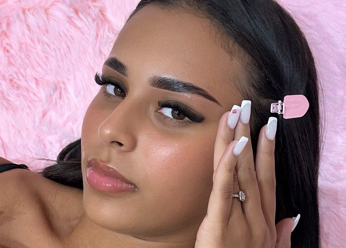 Beauté relaxante chez Lashoria, Arpajon, Île-de-france. Ongles et cils parfaits sur fond rose.