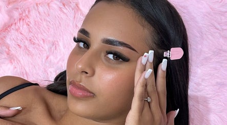 Beauté relaxante chez Lashoria, Arpajon, Île-de-france. Ongles et cils parfaits sur fond rose.