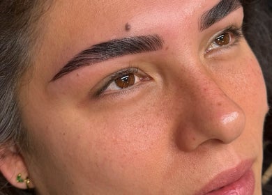 Sourcils magnifiquement formés à Lashoria, Arpajon, Île-de-France, FR, mettant en valeur un savoir-faire expert.