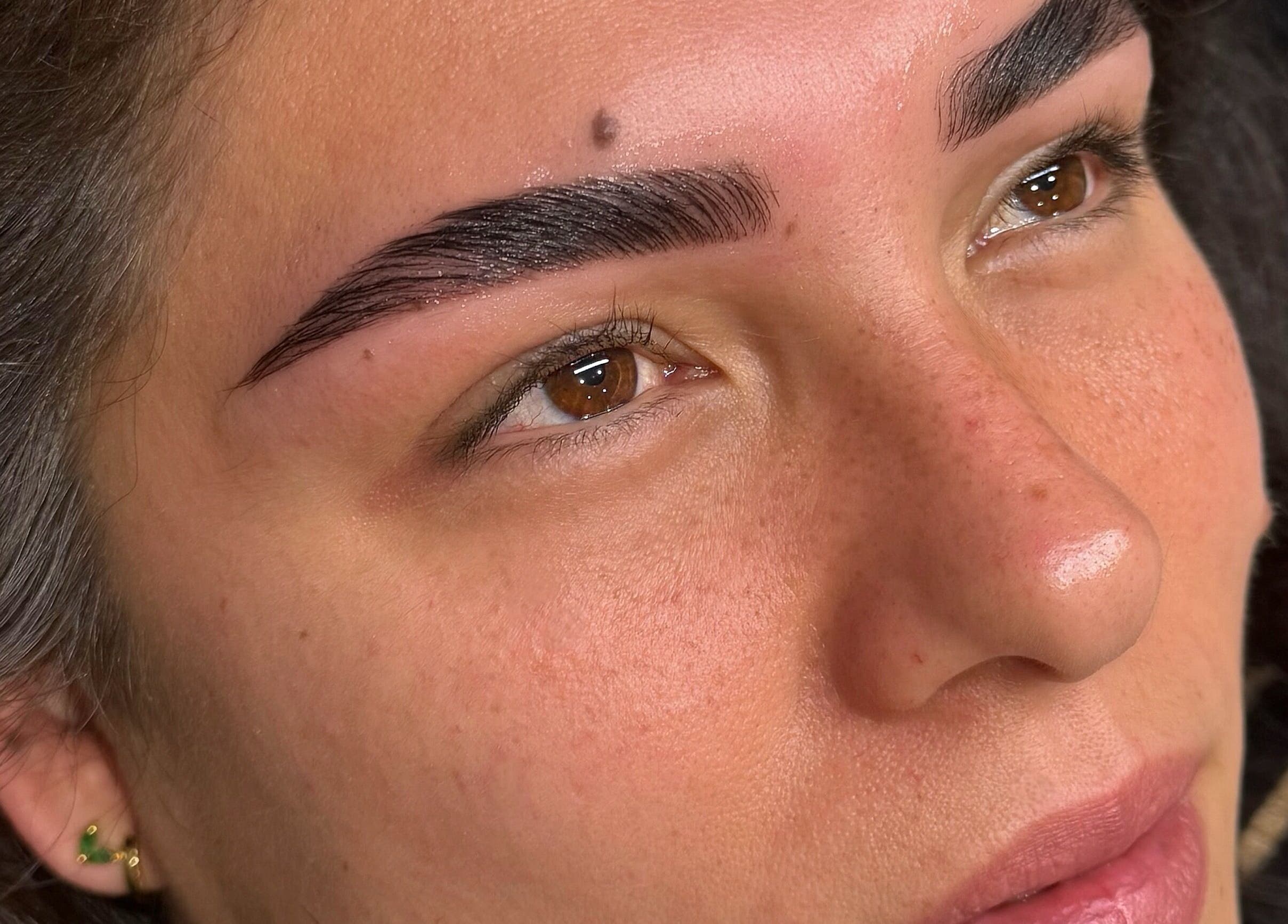 Sourcils magnifiquement formés à Lashoria, Arpajon, Île-de-France, FR, mettant en valeur un savoir-faire expert.