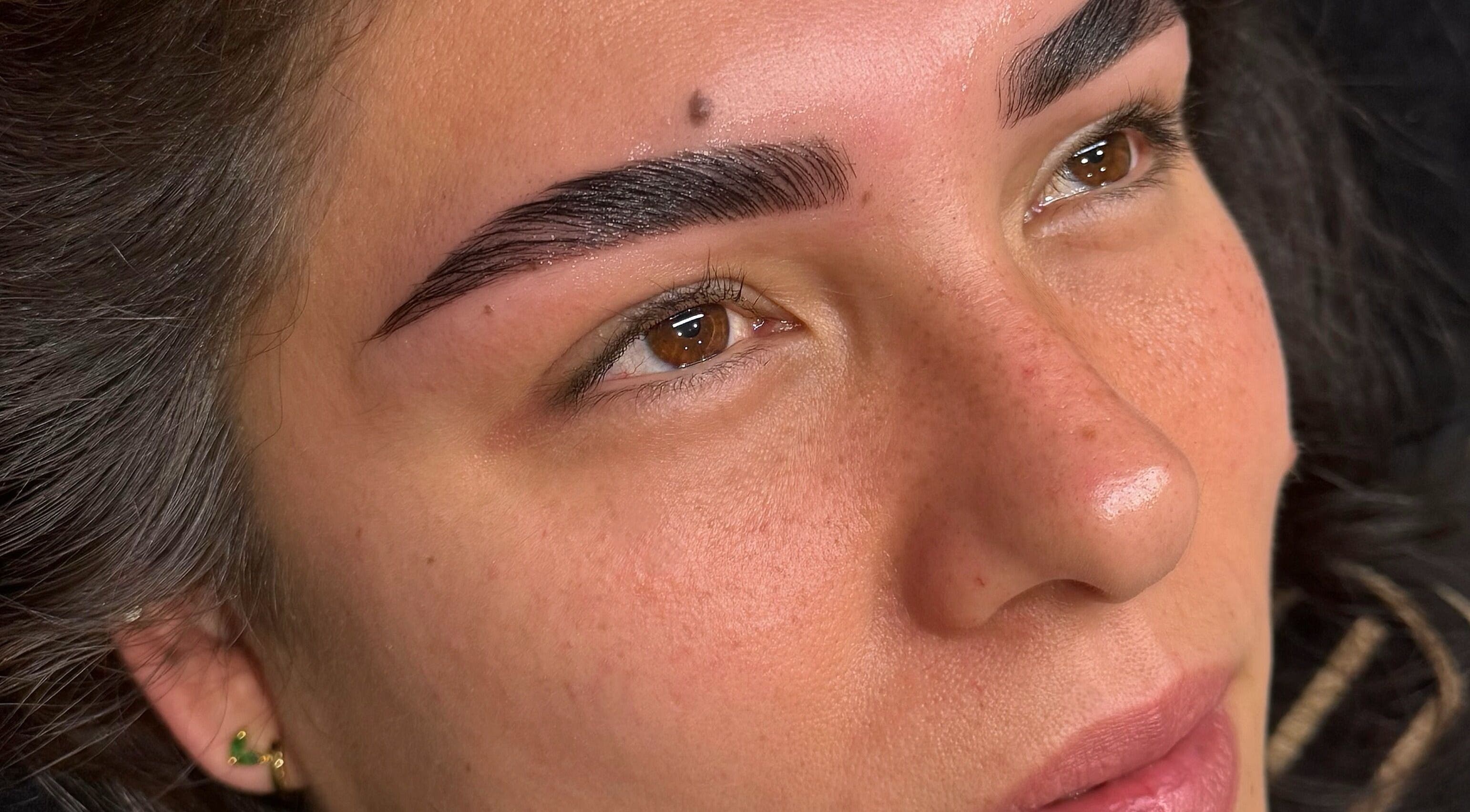 Sourcils magnifiquement formés à Lashoria, Arpajon, Île-de-France, FR, mettant en valeur un savoir-faire expert.