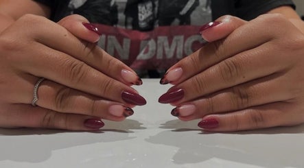 Manucure élégante à Nailuxe, La Prairie, Québec, CA avec des teintes bordeaux et bouts stylisés.