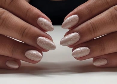Design d'ongles élégant au Nailuxe, La Prairie, Québec, CA. Découvrez la beauté ultime de nos services.