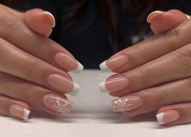 Design raffiné de manucure française chez Nailuxe, La Prairie, Québec, CA.