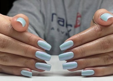 Manucure bleu pastel à Nailuxe, La Prairie, Québec, CA, mettant en valeur des ongles parfaitement soignés.