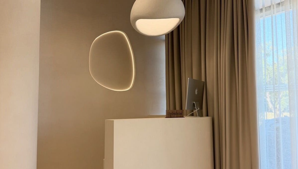 Recepce Soumeé Aesthetic & Longevity Clinic v Bratislava, Bratislavský Kraj, SK s moderním osvětlením.