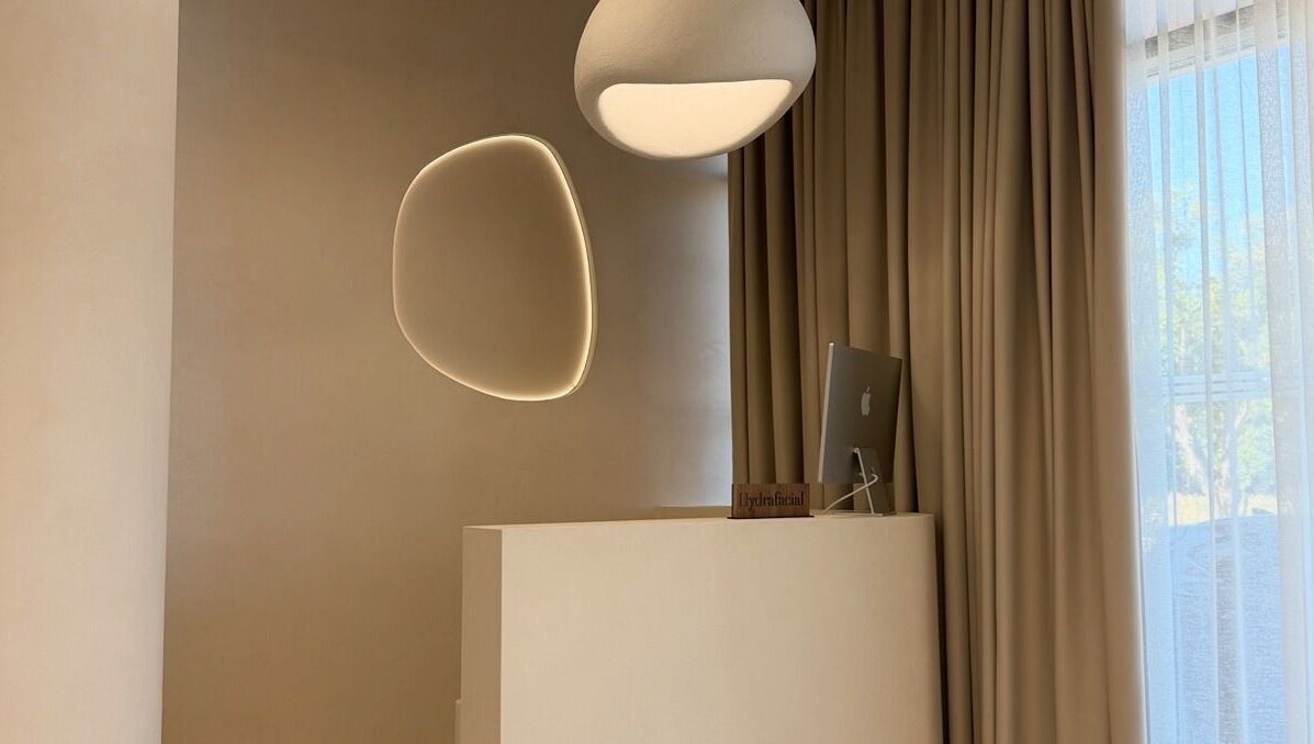 Recepce Soumeé Aesthetic & Longevity Clinic v Bratislava, Bratislavský Kraj, SK s moderním osvětlením.