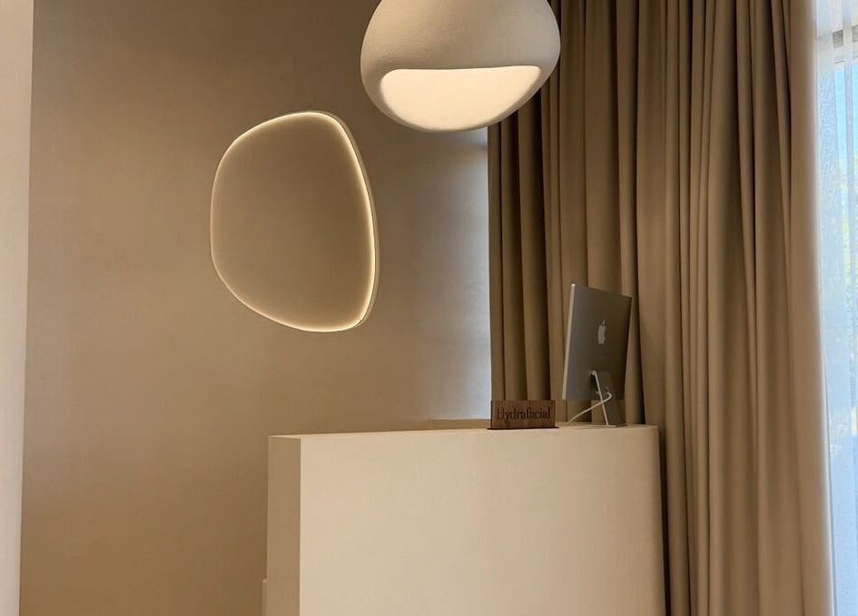 Recepce Soumeé Aesthetic & Longevity Clinic v Bratislava, Bratislavský Kraj, SK s moderním osvětlením.