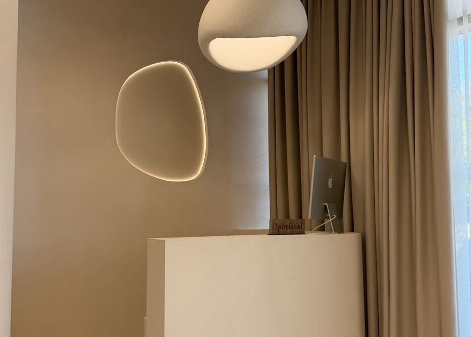 Recepce Soumeé Aesthetic & Longevity Clinic v Bratislava, Bratislavský Kraj, SK s moderním osvětlením.