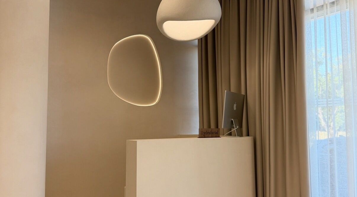 Recepce Soumeé Aesthetic & Longevity Clinic v Bratislava, Bratislavský Kraj, SK s moderním osvětlením.