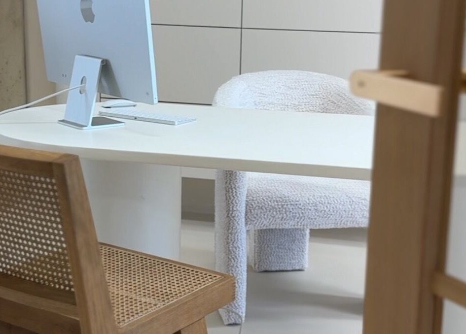 Moderní interiér Soumeé Aesthetic & Longevity Clinic v Bratislavě, Bratislavský Kraj, SK, s elegantním nábytkem.