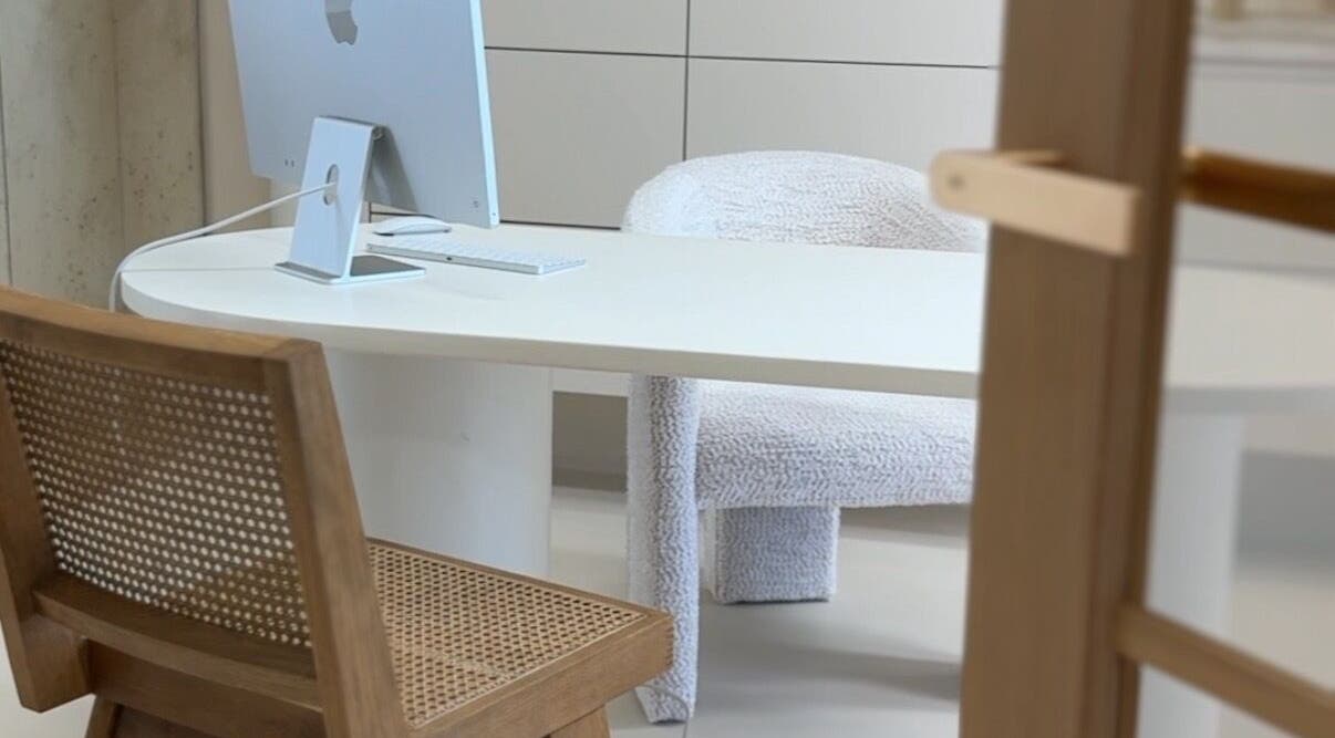 Moderní interiér Soumeé Aesthetic & Longevity Clinic v Bratislavě, Bratislavský Kraj, SK, s elegantním nábytkem.