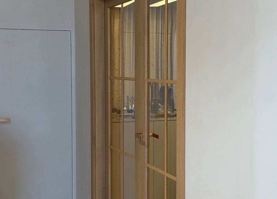 Elegantní dřevěné dveře v Soumeé Aesthetic & Longevity Clinic, Bratislava, Bratislavský Kraj, SK.