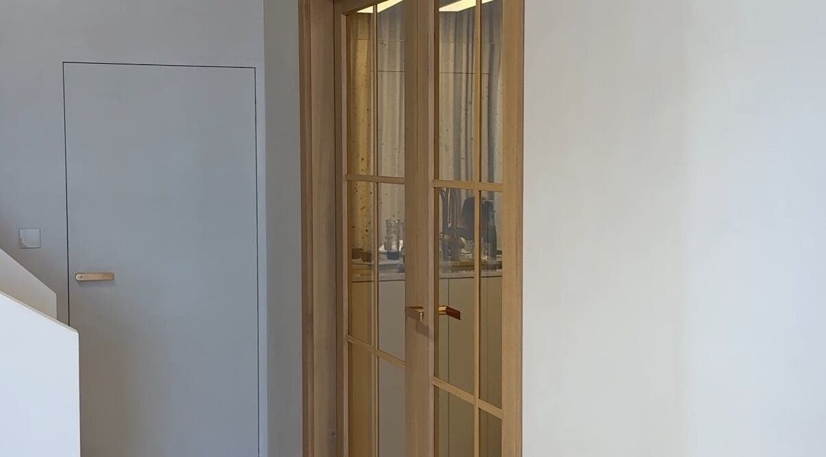 Elegantní dřevěné dveře v Soumeé Aesthetic & Longevity Clinic, Bratislava, Bratislavský Kraj, SK.