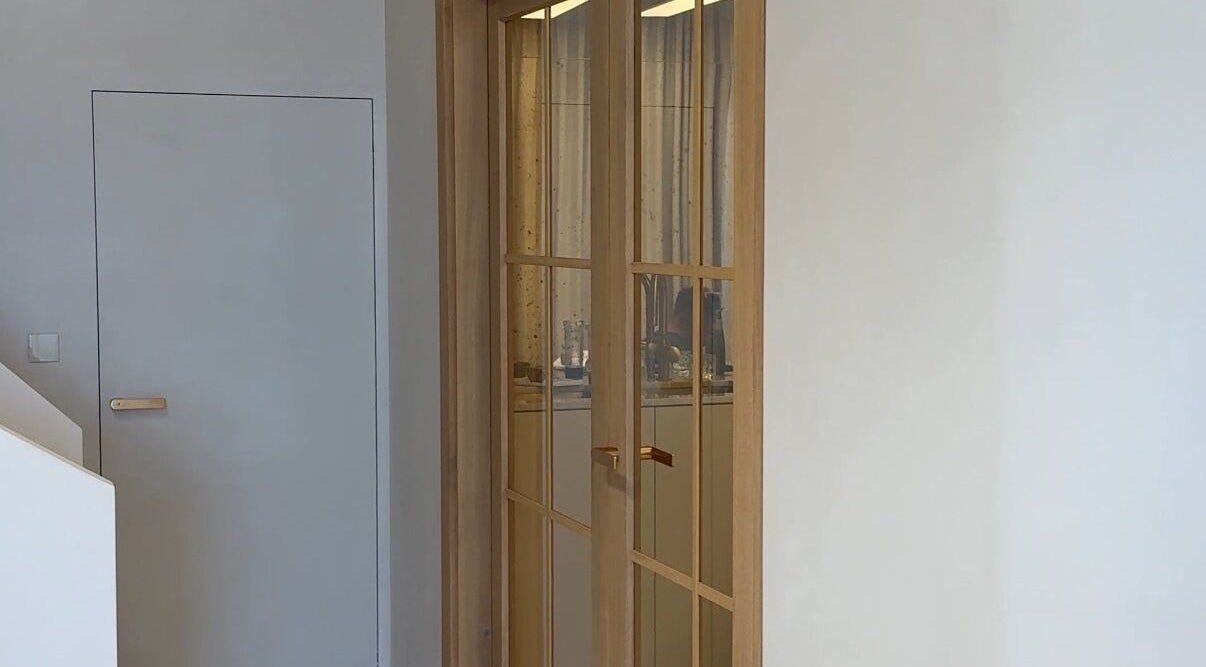 Elegantní dřevěné dveře v Soumeé Aesthetic & Longevity Clinic, Bratislava, Bratislavský Kraj, SK.