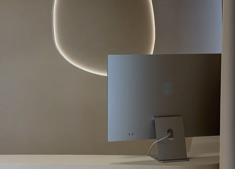 Recepce Soumeé Aesthetic & Longevity Clinic, Bratislava, SK s moderním interiérem a stylovým osvětlením.