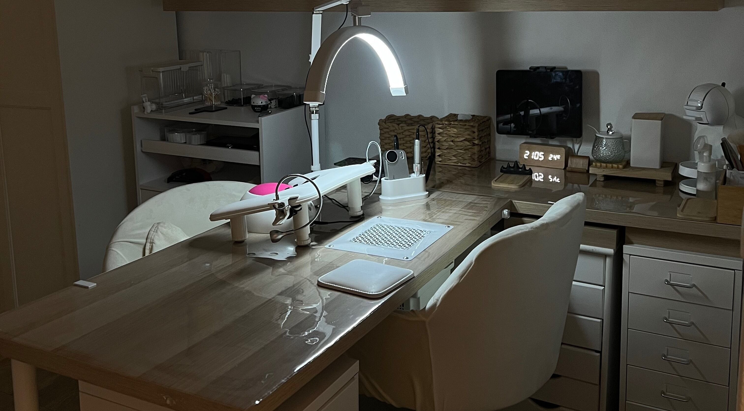 Station manucure chez Flawless Sassa à Nice, Provence-alpes-côte D'azur, FR, bien organisée et moderne.