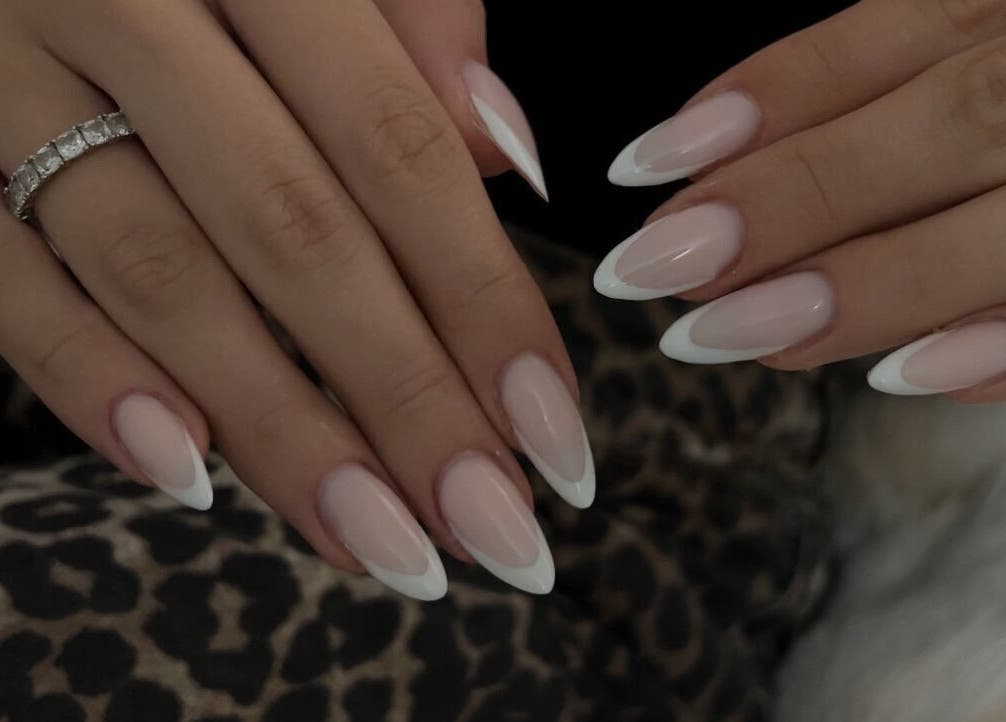 Manucure française élégante chez Flawless Sassa, Nice, Provence-alpes-côte D'azur, FR.