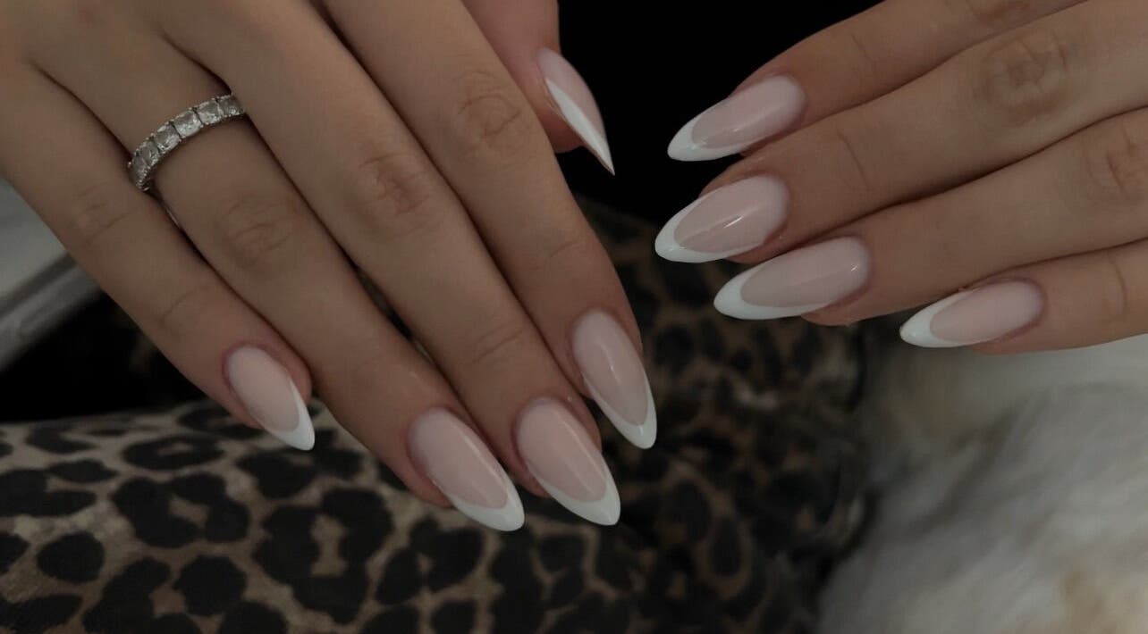 Manucure française élégante chez Flawless Sassa, Nice, Provence-alpes-côte D'azur, FR.