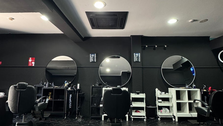 Interior moderno da Brazilian Barber em Amadora, Lisboa, PT com cadeiras e espelhos elegantes.