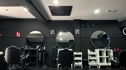 Interior moderno da Brazilian Barber em Amadora, Lisboa, PT com cadeiras e espelhos elegantes.