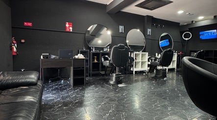 Interior elegante da Brazilian Barber em Amadora, Lisboa, PT, com cadeiras modernas e espelhos amplos.