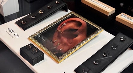 Coleção de piercings em exposição no BJ Beauty Concept, Esch-sur-alzette, LU, destacando joias exclusivas.