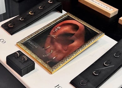 Mostruário de joias para piercing no BJ Beauty Concept, Esch-sur-Alzette, LU.