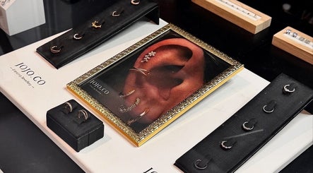 Mostruário de joias para piercing no BJ Beauty Concept, Esch-sur-Alzette, LU.