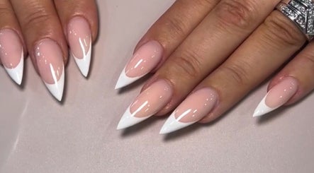 Ink & Ivory Nails afbeelding 2