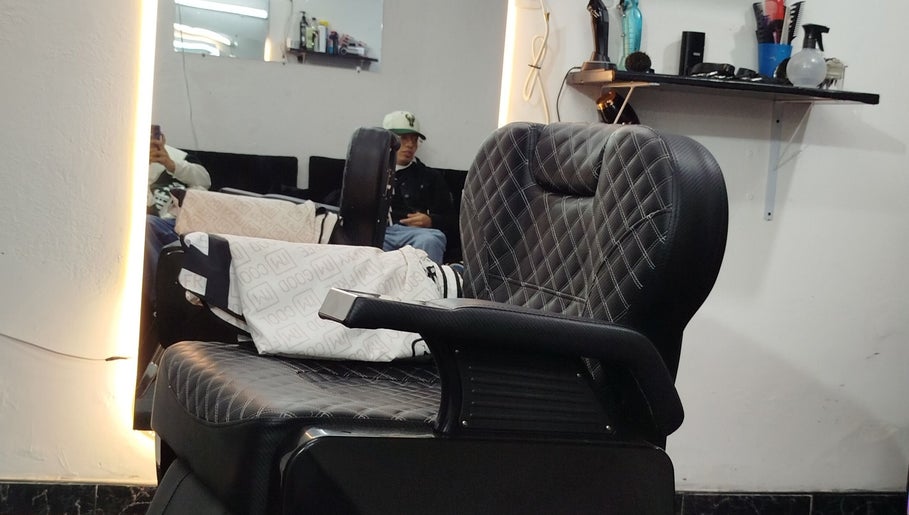 Moderna silla de barbero en Street Barbería, Soacha, Bogotá, D.C., CO, frente a espejo iluminado.