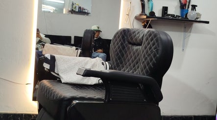 Moderna silla de barbero en Street Barbería, Soacha, Bogotá, D.C., CO, frente a espejo iluminado.