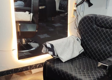 Silla de barbería en Street barberia, Soacha, Bogotá, D.C., CO, destacando comodidad y estilo moderno.