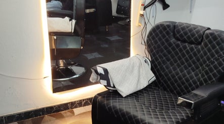 Silla de barbería en Street barberia, Soacha, Bogotá, D.C., CO, destacando comodidad y estilo moderno.