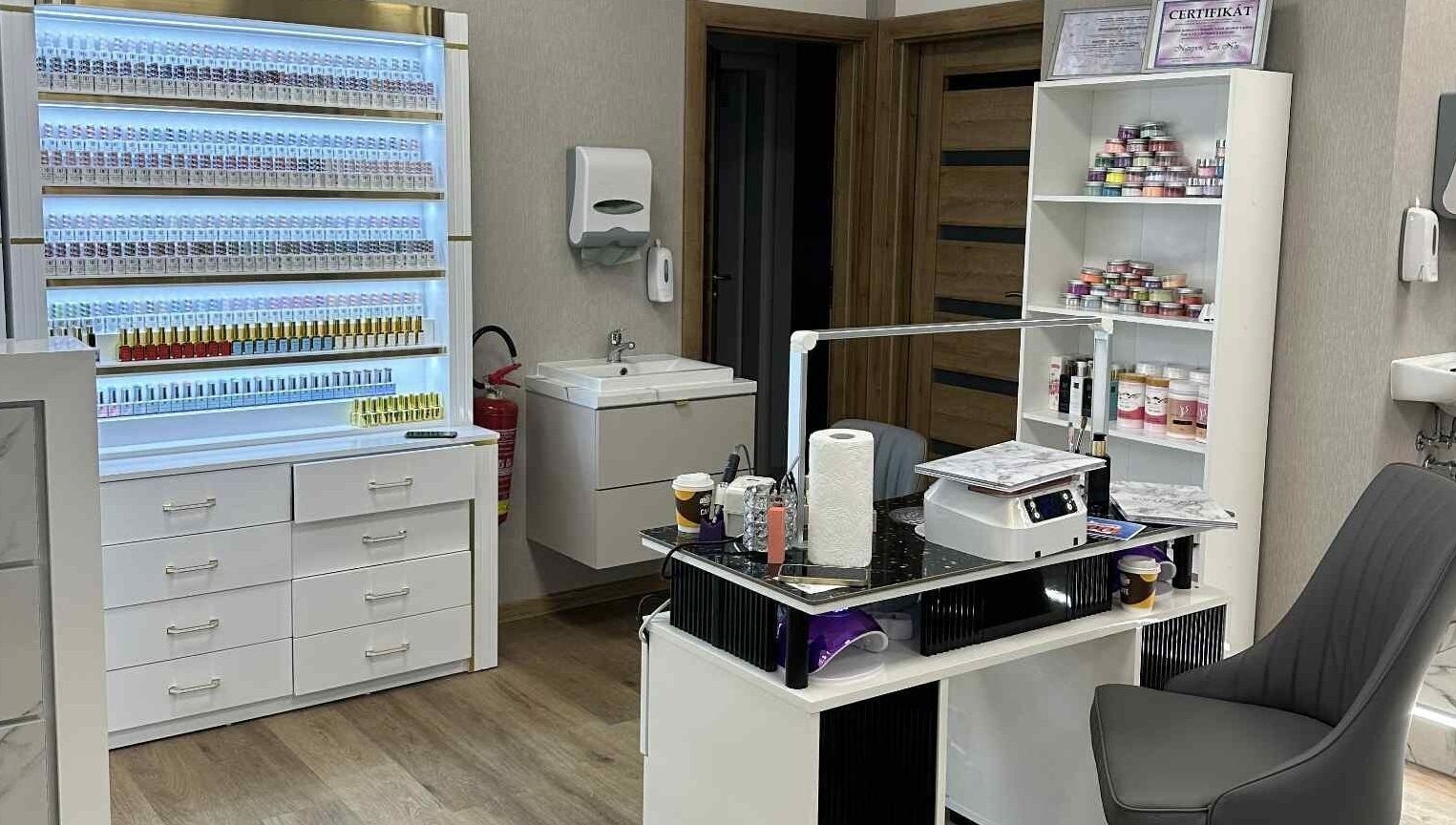 Elegantní interiér salonu Maria Beauty Chomutov, Chomutov, Ústecký Kraj, CZ s manikérskou stanicí.