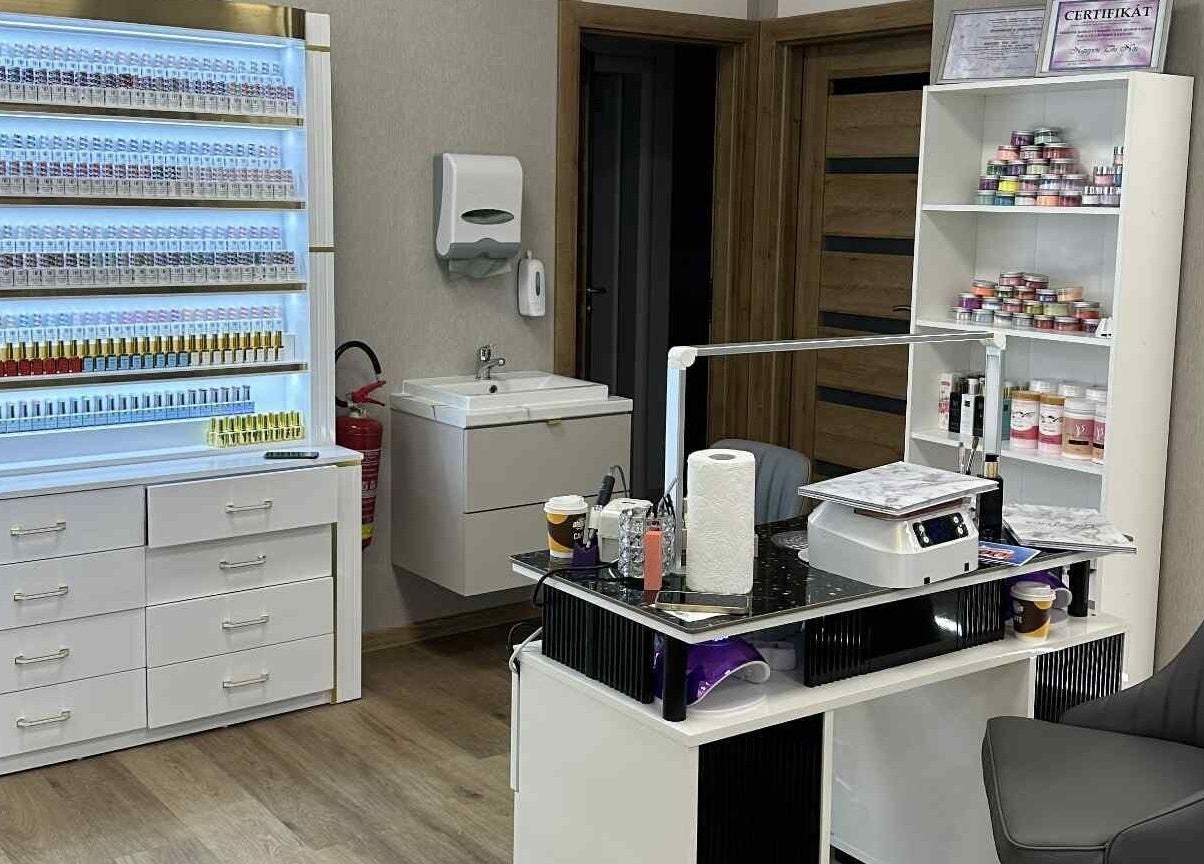 Elegantní interiér salonu Maria Beauty Chomutov, Chomutov, Ústecký Kraj, CZ s manikérskou stanicí.