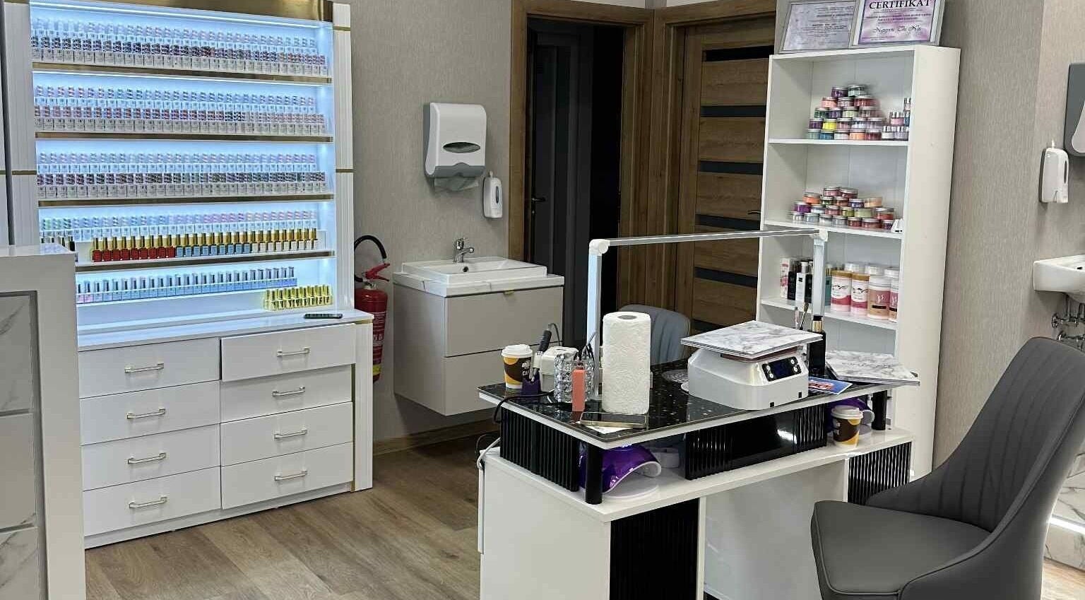 Elegantní interiér salonu Maria Beauty Chomutov, Chomutov, Ústecký Kraj, CZ s manikérskou stanicí.