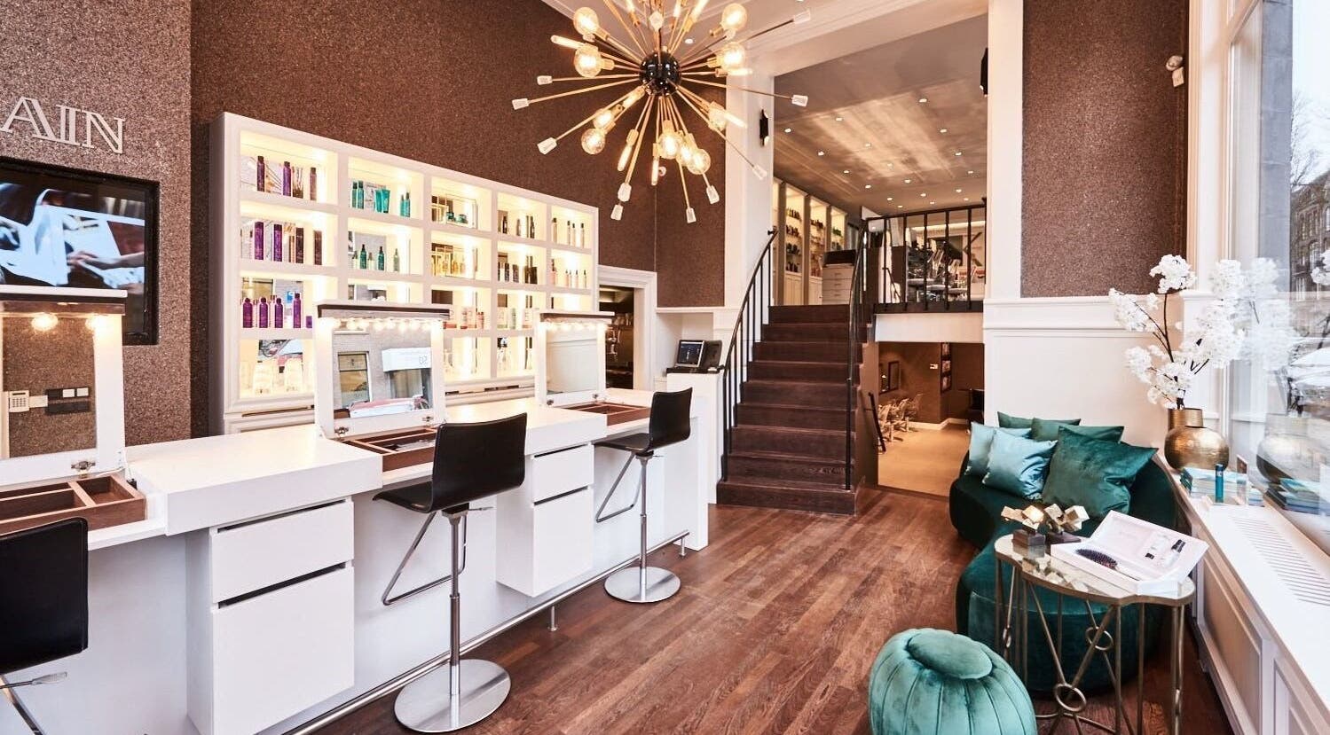 Modern saloninterieur bij PIERÔT AMSTERDAM, Amsterdam, Noord-Holland met luxe inrichting en stijlvolle accenten.