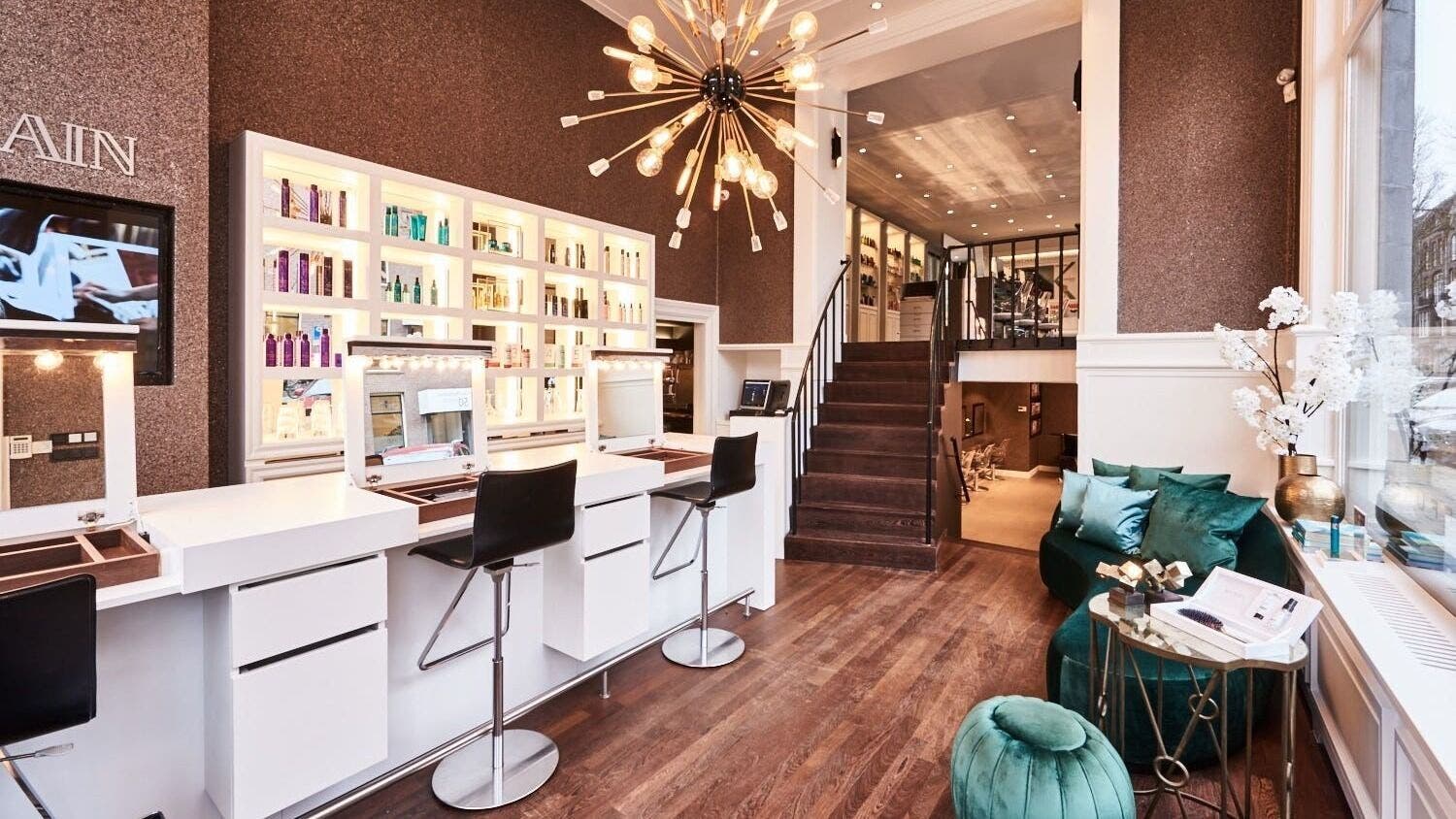 Modern saloninterieur bij PIERÔT AMSTERDAM, Amsterdam, Noord-Holland met luxe inrichting en stijlvolle accenten.