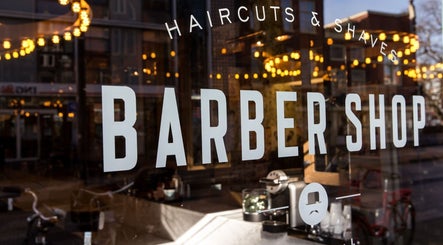Reflectie van PIEROT HAARLEM BARBERSHOP in etalage, Haarlem, Noord-holland, NL.
