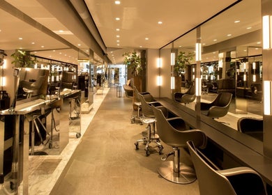 Interieur van PIERÔT HAARLEM in Haarlem, Noord-Holland, NL met moderne kaptafels.
