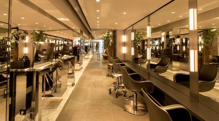 Interieur van PIERÔT HAARLEM in Haarlem, Noord-Holland, NL met moderne kaptafels.