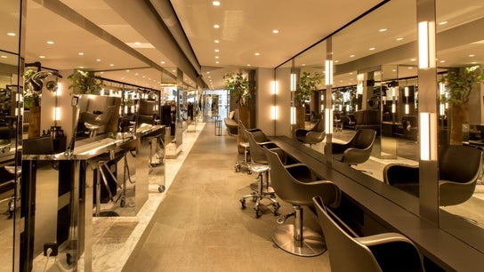 Interieur van PIERÔT HAARLEM in Haarlem, Noord-Holland, NL met moderne kaptafels.
