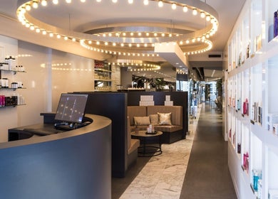 Stijlvolle saloninterieur bij PIERÔT HAARLEM, Haarlem, Noord-holland, NL, met eigentijds design en verlichting.