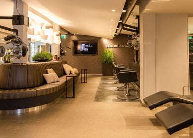 Stijlvolle salonruimte van PIERÔT HAARLEM, Haarlem, Noord-holland, NL met moderne stoelen en sfeerverlichting.