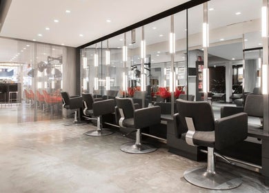 Modern interieur van PIERÔT HAARLEM BARBERSHOP in Haarlem, Noord-holland, NL met stijlvolle kappersstoelen.