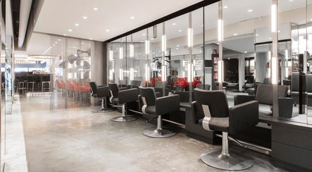 Modern interieur van PIERÔT HAARLEM BARBERSHOP in Haarlem, Noord-holland, NL met stijlvolle kappersstoelen.