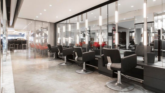 Modern interieur van PIERÔT HAARLEM BARBERSHOP in Haarlem, Noord-holland, NL met stijlvolle kappersstoelen.