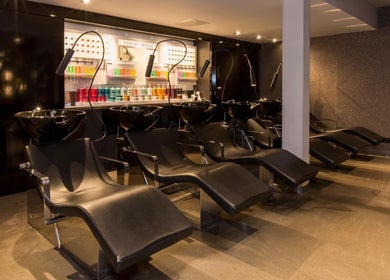 Moderne wasruimte bij PIERÔT HAARLEM BARBERSHOP, Haarlem, Noord-holland, NL, met comfortabele stoelen.