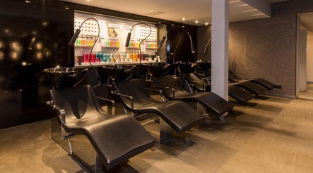 Moderne wasruimte bij PIERÔT HAARLEM BARBERSHOP, Haarlem, Noord-holland, NL, met comfortabele stoelen.